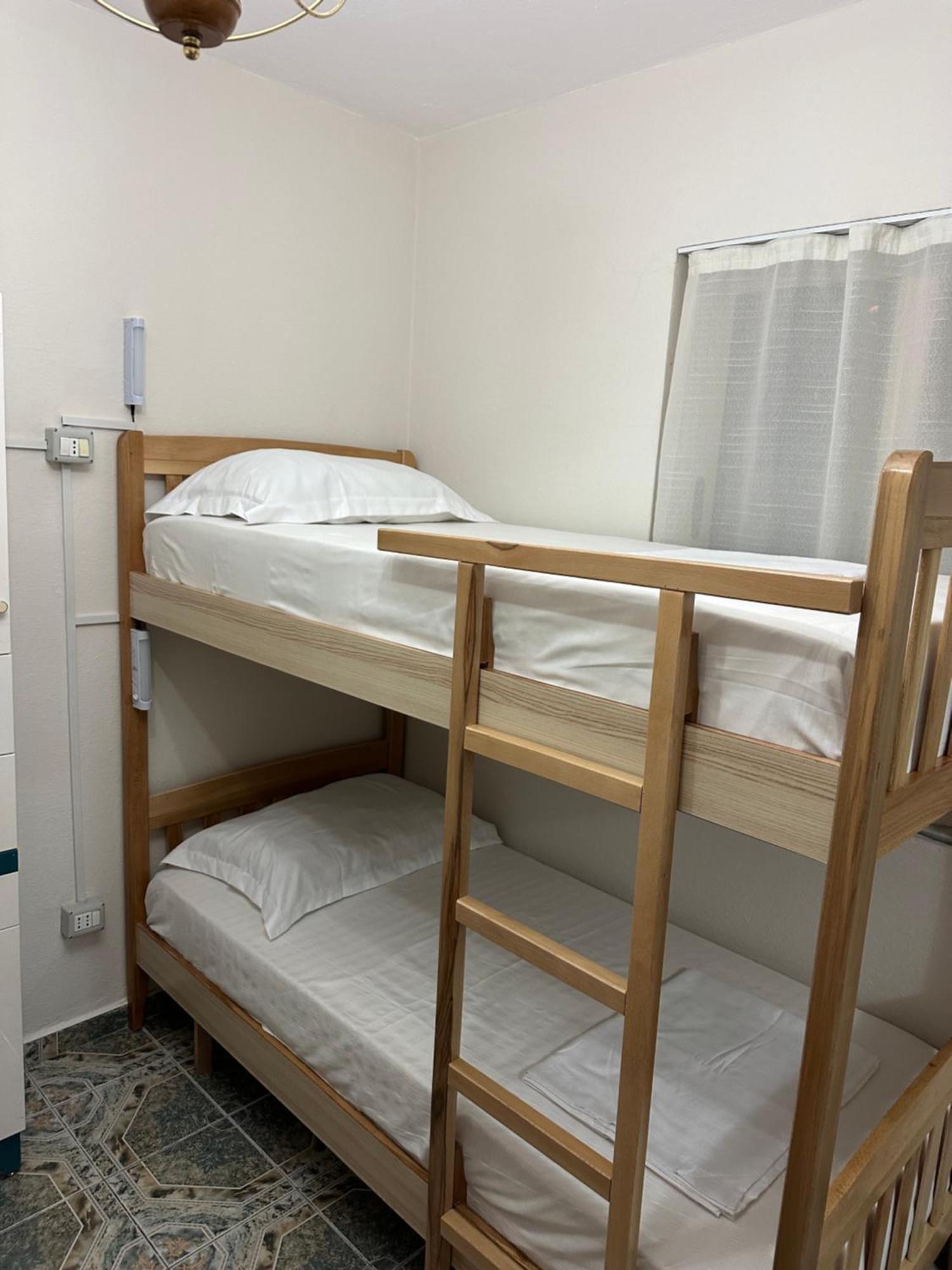 Tirana Lemon Breeze Hostel ภายนอก รูปภาพ