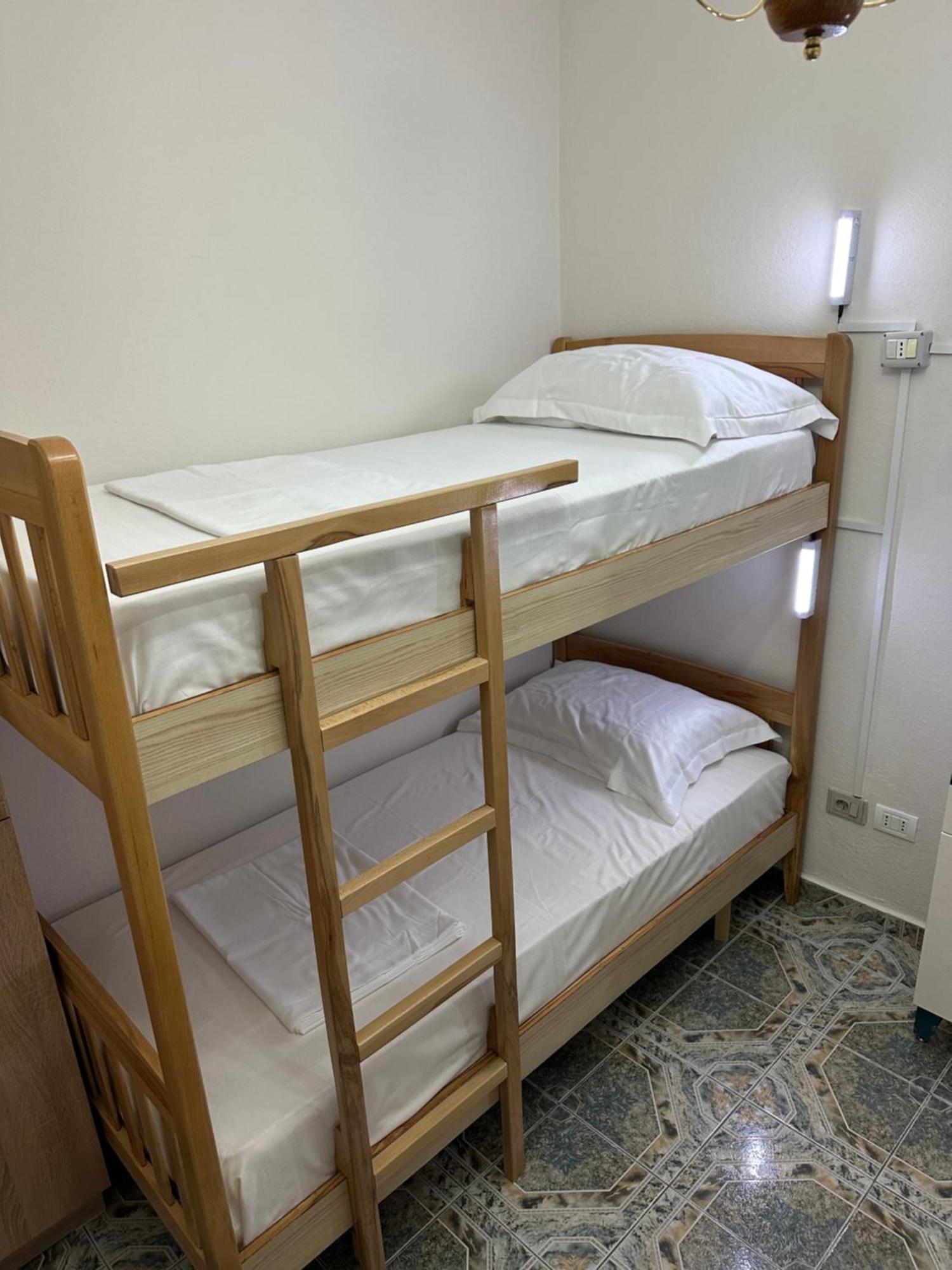 Tirana Lemon Breeze Hostel ภายนอก รูปภาพ