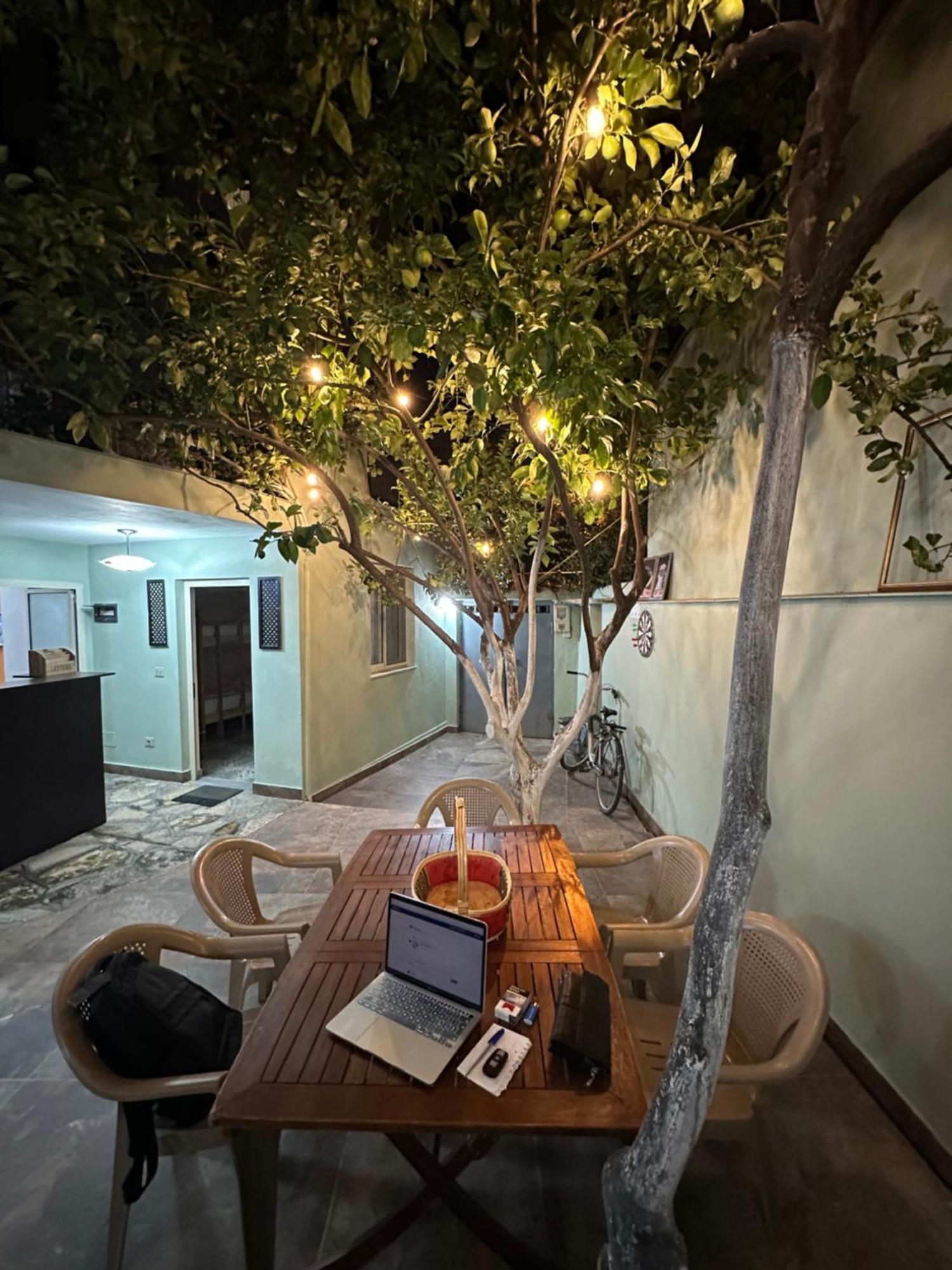 Tirana Lemon Breeze Hostel ภายนอก รูปภาพ
