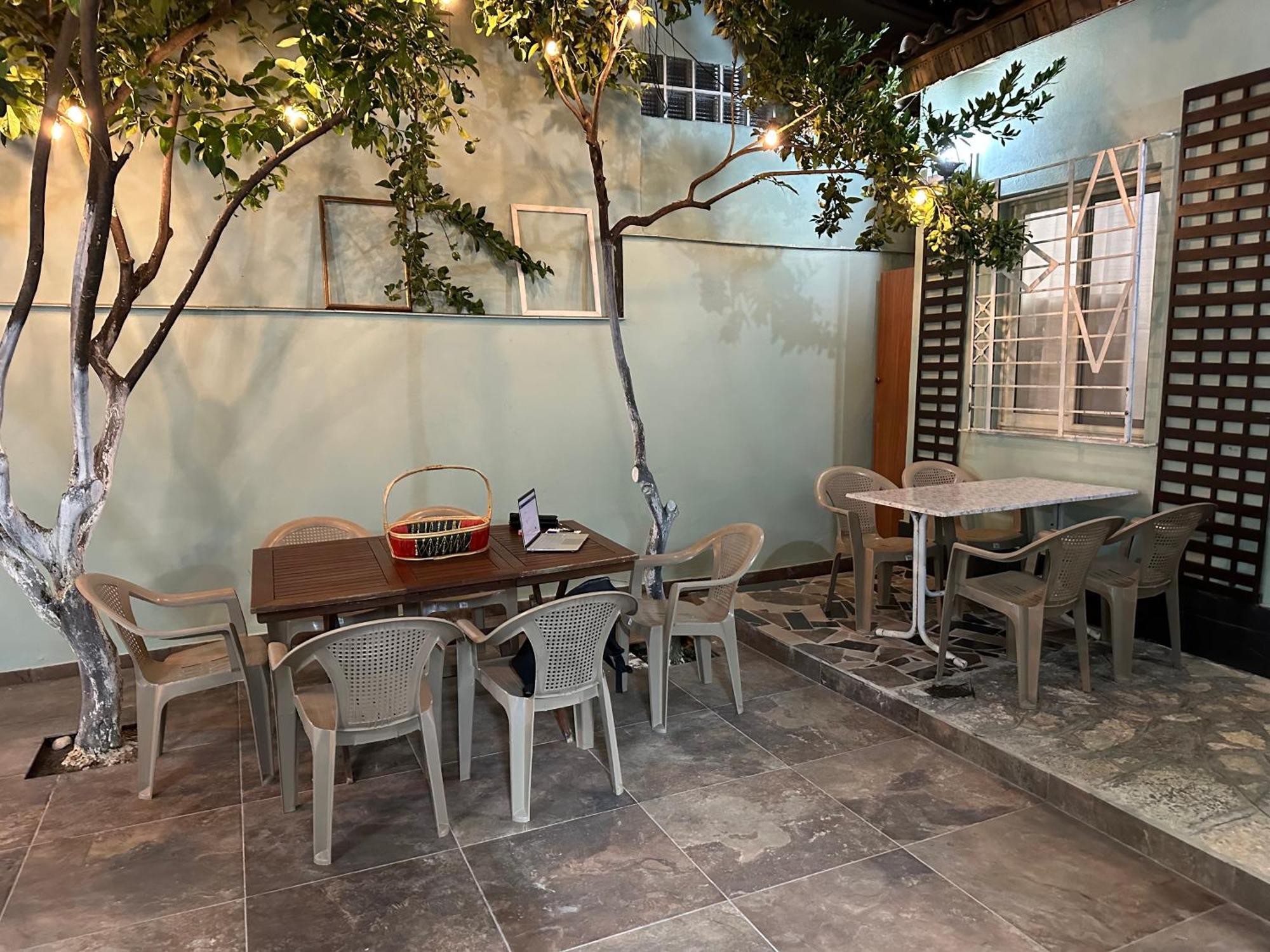 Tirana Lemon Breeze Hostel ภายนอก รูปภาพ