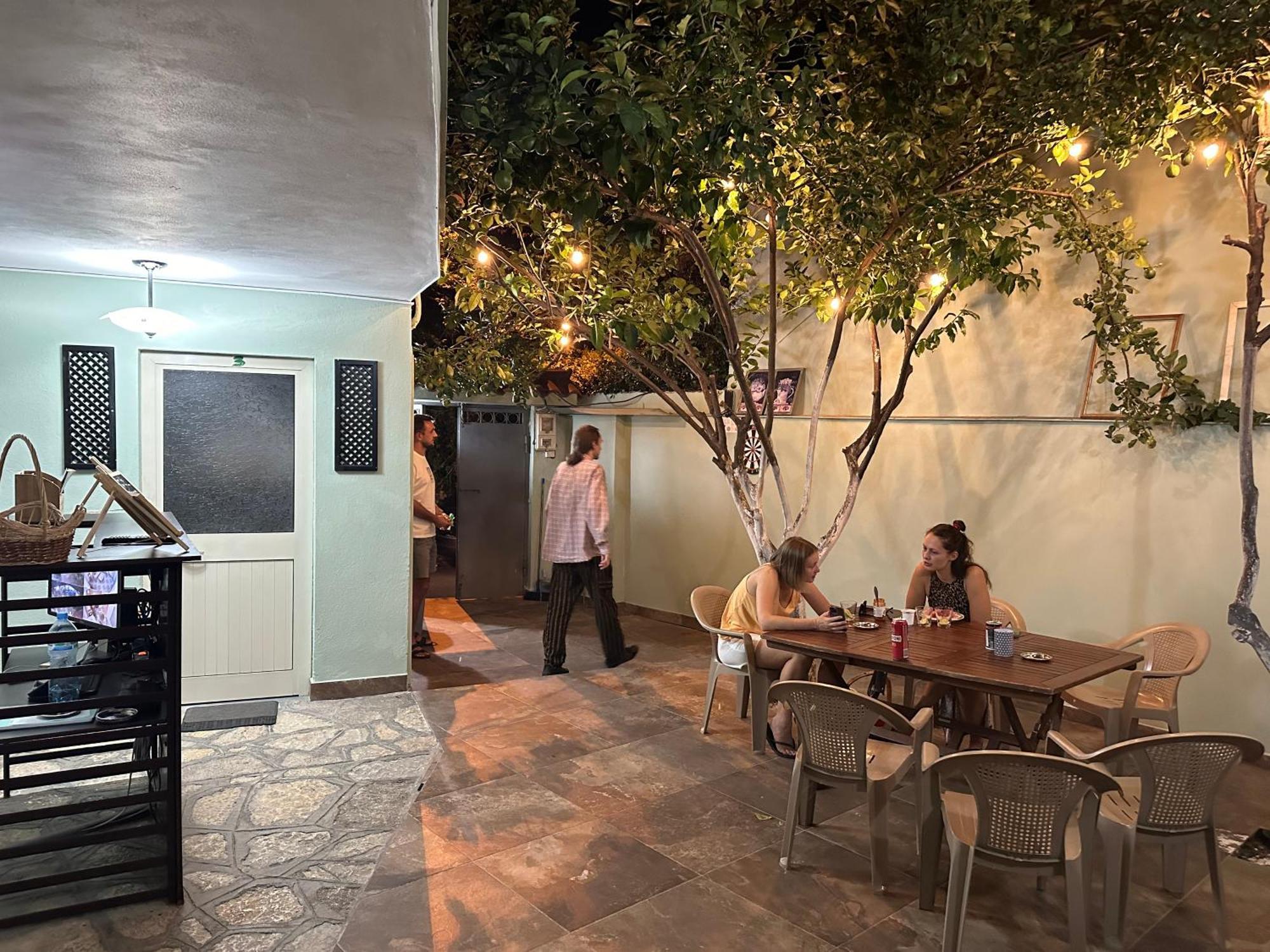 Tirana Lemon Breeze Hostel ภายนอก รูปภาพ